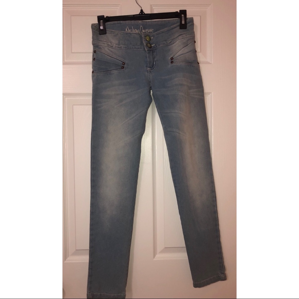 Lightwash Colombian butt-lifter jeans